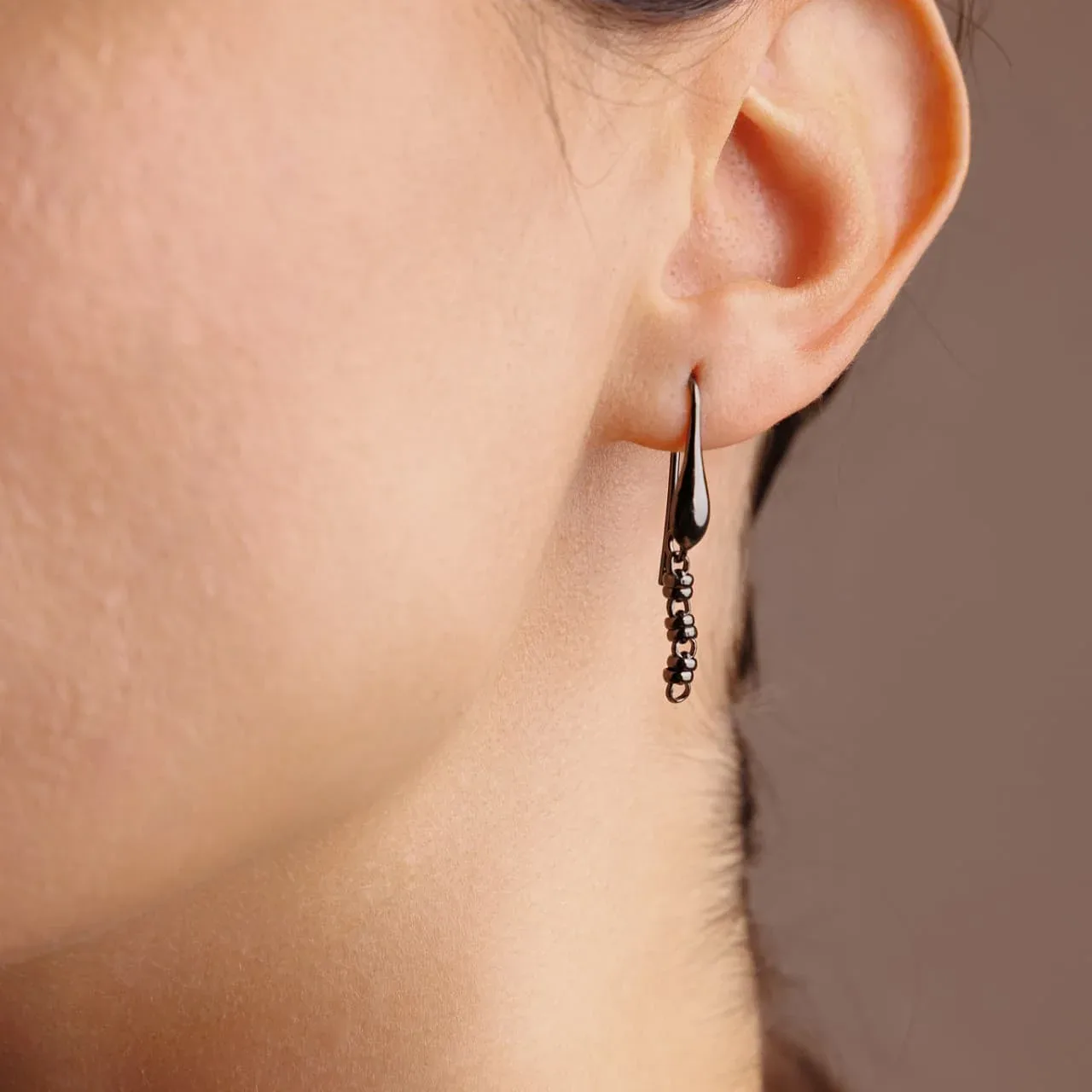 Links 3mm Earrings in Black, Short - Image 2