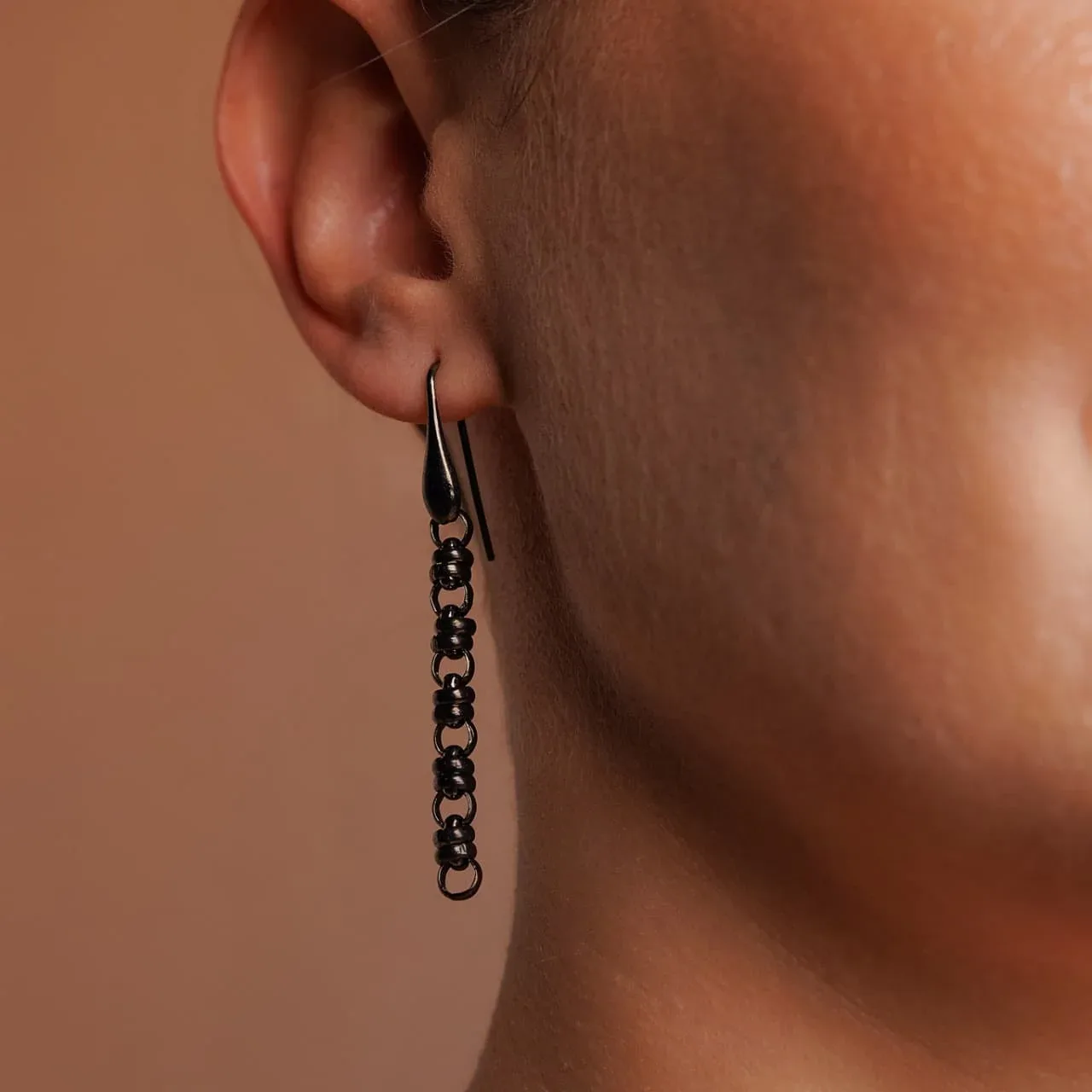 Links 5mm Earrings in Black, Long - Image 2