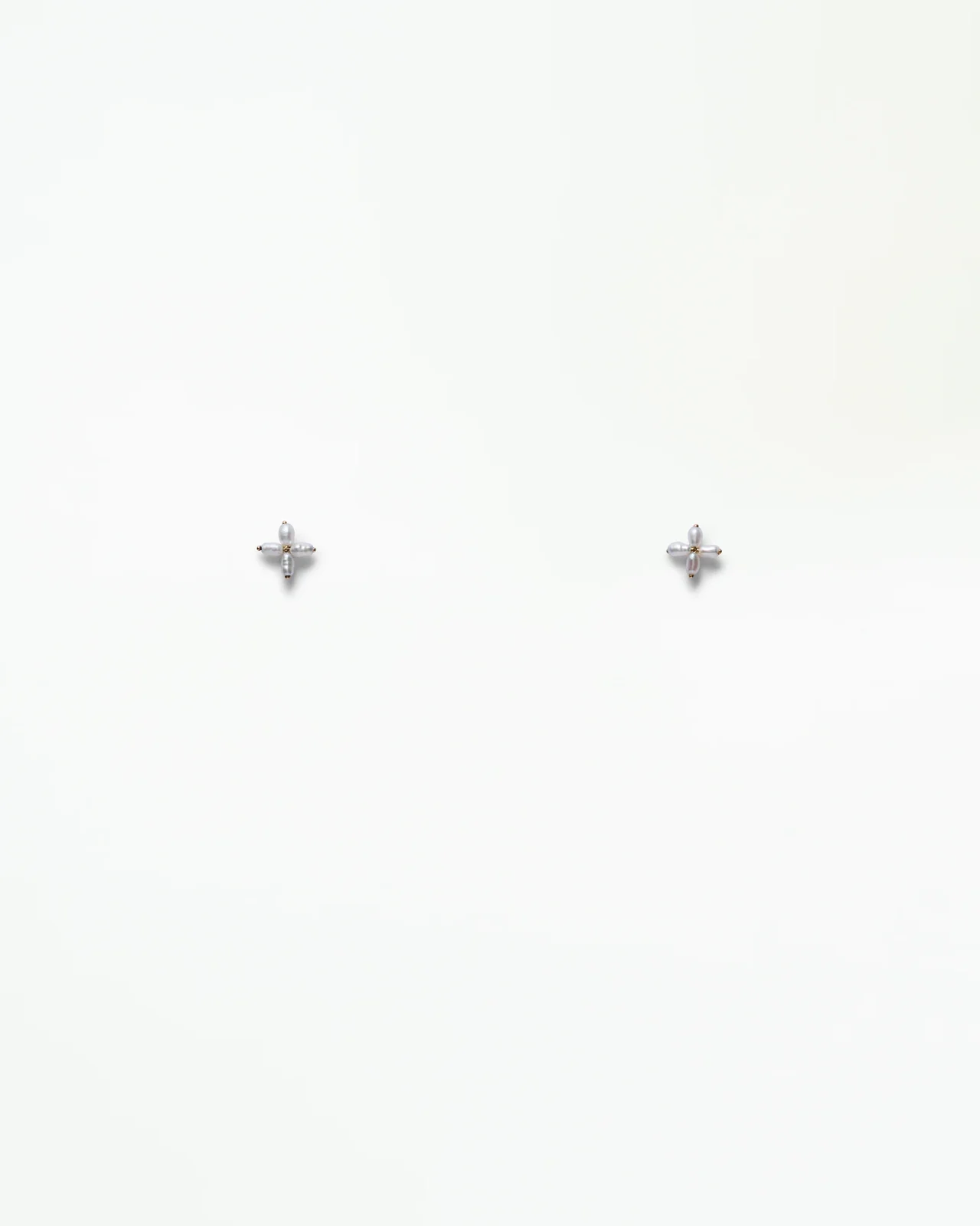 Small Pearl Clover Stitch Earring